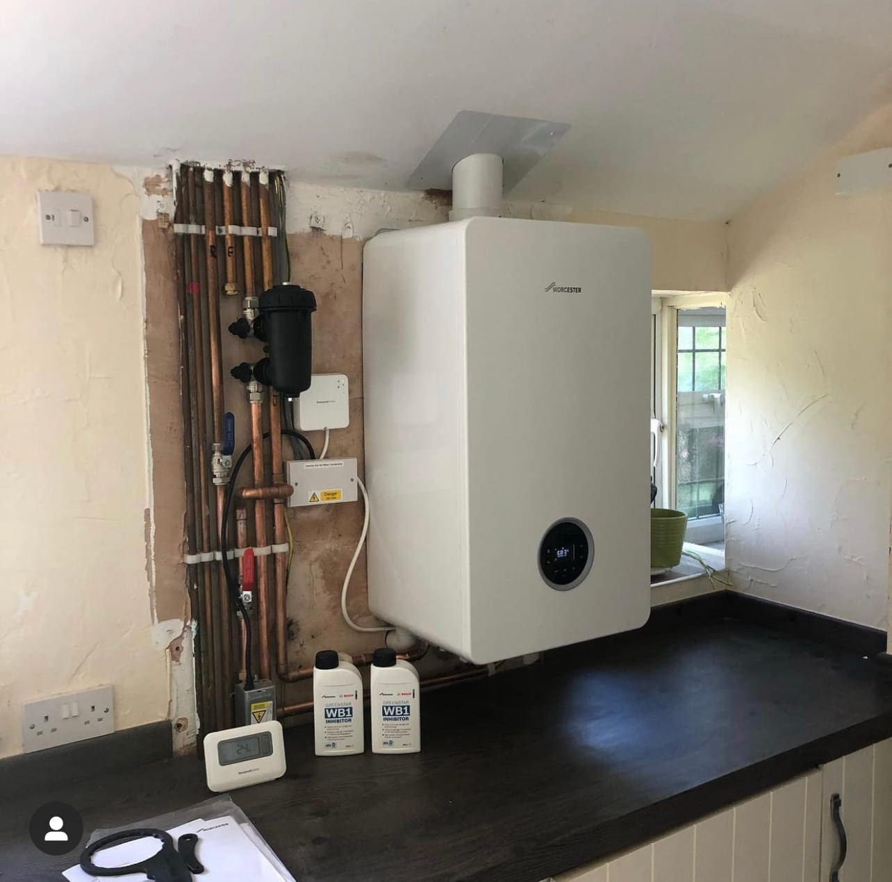 Gas vs oil heating comparison for boiler choice, running costs, efficiency and home heating options